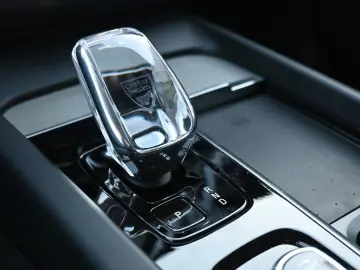 VOLVO XC60 B5 Benzin AWD Ultra Dark PANO 360  LUFT ACC