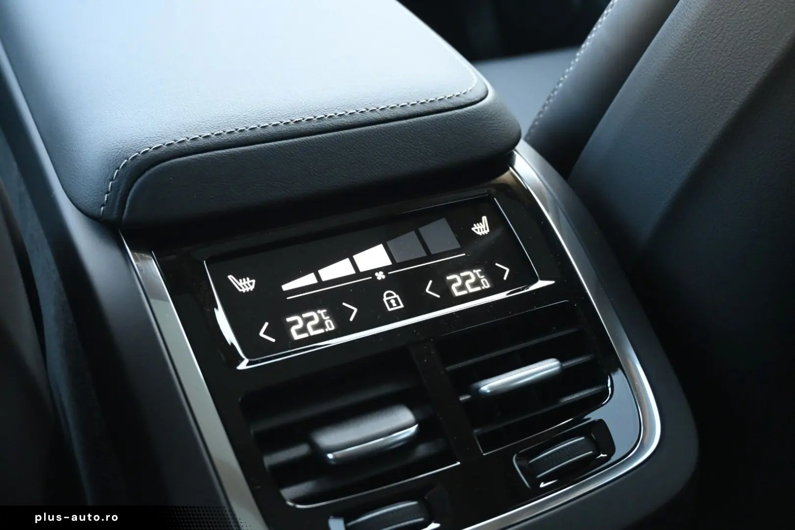 VOLVO XC60 B5 Benzin AWD Ultra Dark PANO 360  LUFT ACC