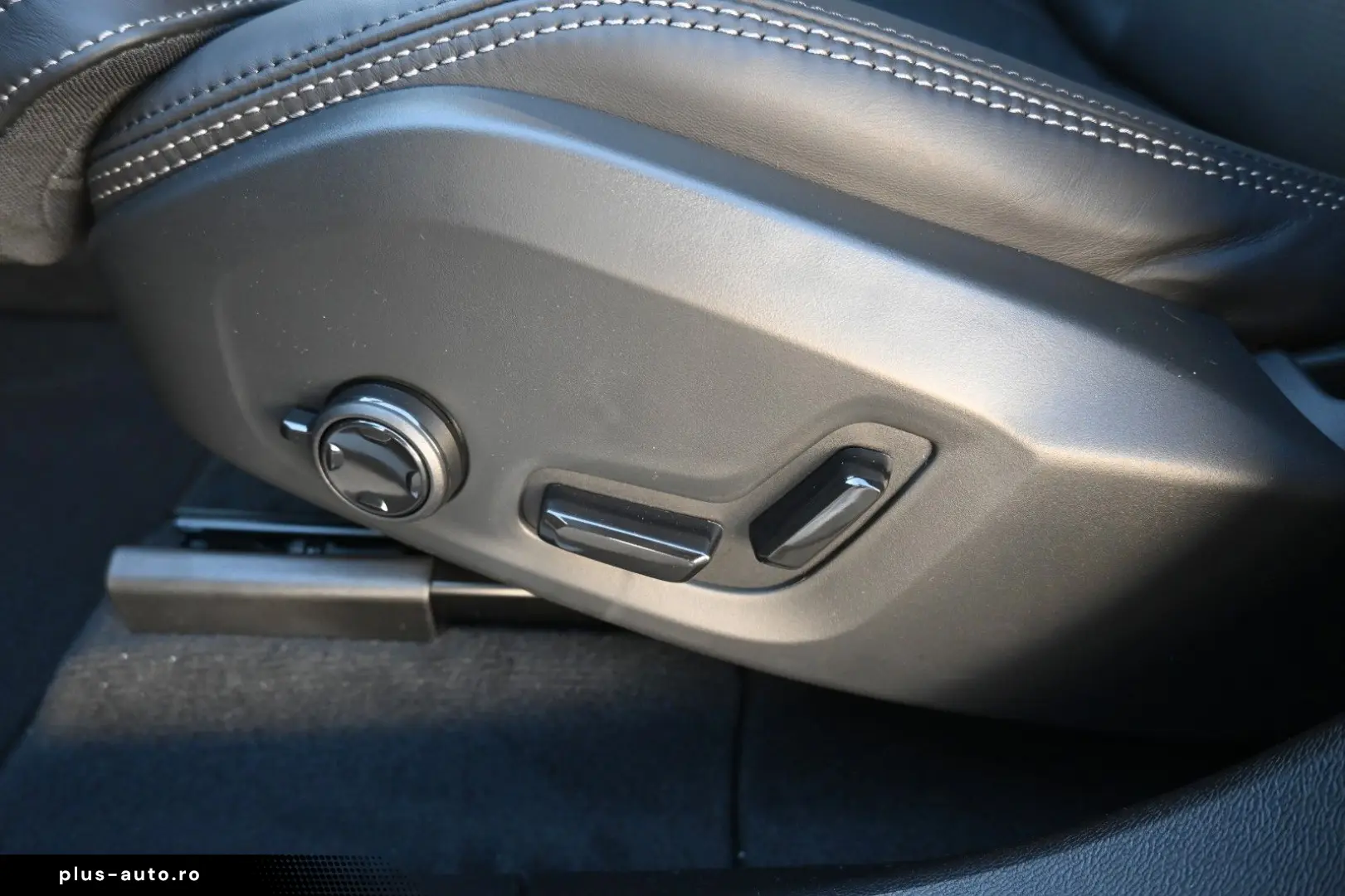 VOLVO XC60 B5 Benzin AWD Ultra Dark PANO 360  LUFT ACC