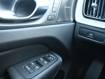 VOLVO XC60 B5 Benzin AWD Ultra Dark PANO 360  LUFT ACC