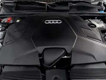 AUDI Q8 TFSI quattro S-LINE LEDER B O HEAD-UP LED