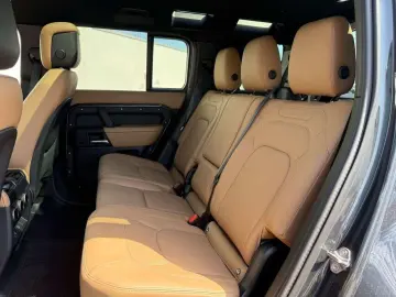 LAND ROVER Defender 110 D300 X-Dynamic HSE 7 Sitz BLACKPACK