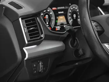AUDI Q5 50 TFSI E QUATTRO VIRTUAL AHK PDC VO&HI SHZ D