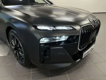 BMW 750e xDrive M Sport Pro TV