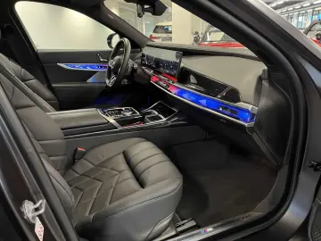 BMW 750e xDrive M Sport Pro TV