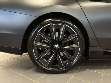 BMW 750e xDrive M Sport Pro TV