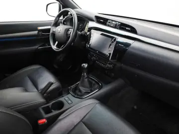 TOYOTA Hilux 2.8 D-4D Invincible Leder ACC Rollo AHK