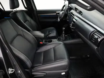 TOYOTA Hilux 2.8 D-4D Invincible Leder ACC Rollo AHK