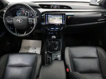 TOYOTA Hilux 2.8 D-4D Invincible Leder ACC Rollo AHK