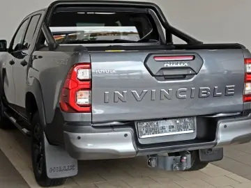 TOYOTA Hilux 2.8 D-4D Invincible Leder ACC Rollo AHK