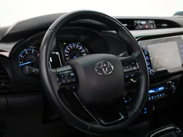 TOYOTA Hilux 2.8 D-4D Invincible Leder ACC Rollo AHK