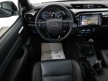 TOYOTA Hilux 2.8 D-4D Invincible Leder ACC Rollo AHK