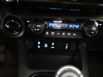 TOYOTA Hilux 2.8 D-4D Invincible Leder ACC Rollo AHK