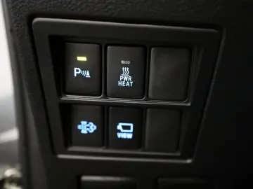 TOYOTA Hilux 2.8 D-4D Invincible Leder ACC Rollo AHK