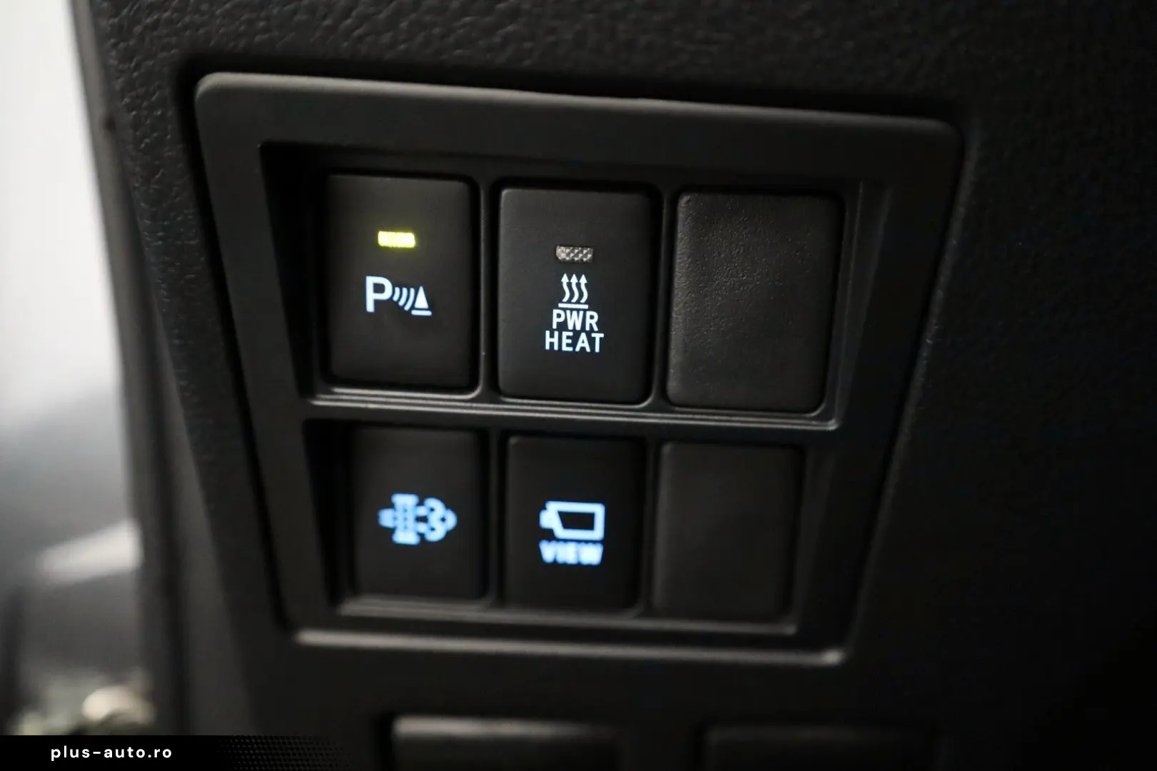 TOYOTA Hilux 2.8 D-4D Invincible Leder ACC Rollo AHK