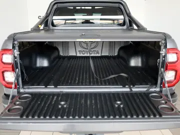 TOYOTA Hilux 2.8 D-4D Invincible Leder ACC Rollo AHK