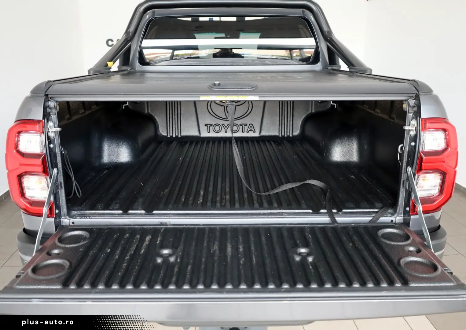 TOYOTA Hilux 2.8 D-4D Invincible Leder ACC Rollo AHK