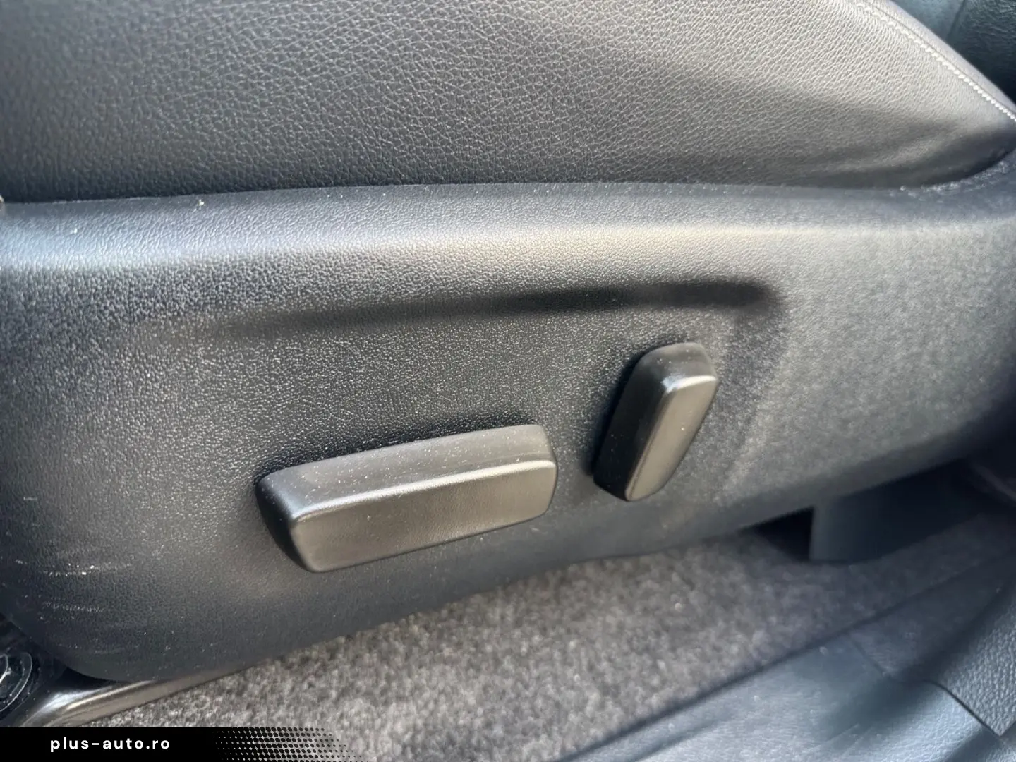 TOYOTA Hilux Double Cab Invincible 4x4 RFK AHK