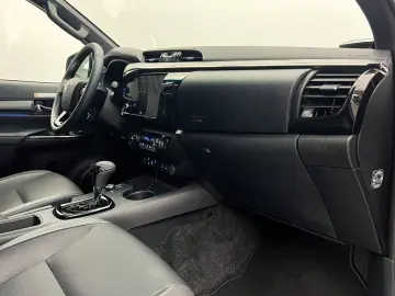 TOYOTA Hilux 2.8 D4-D Invincible MY2025 Mild HYBRID AHK