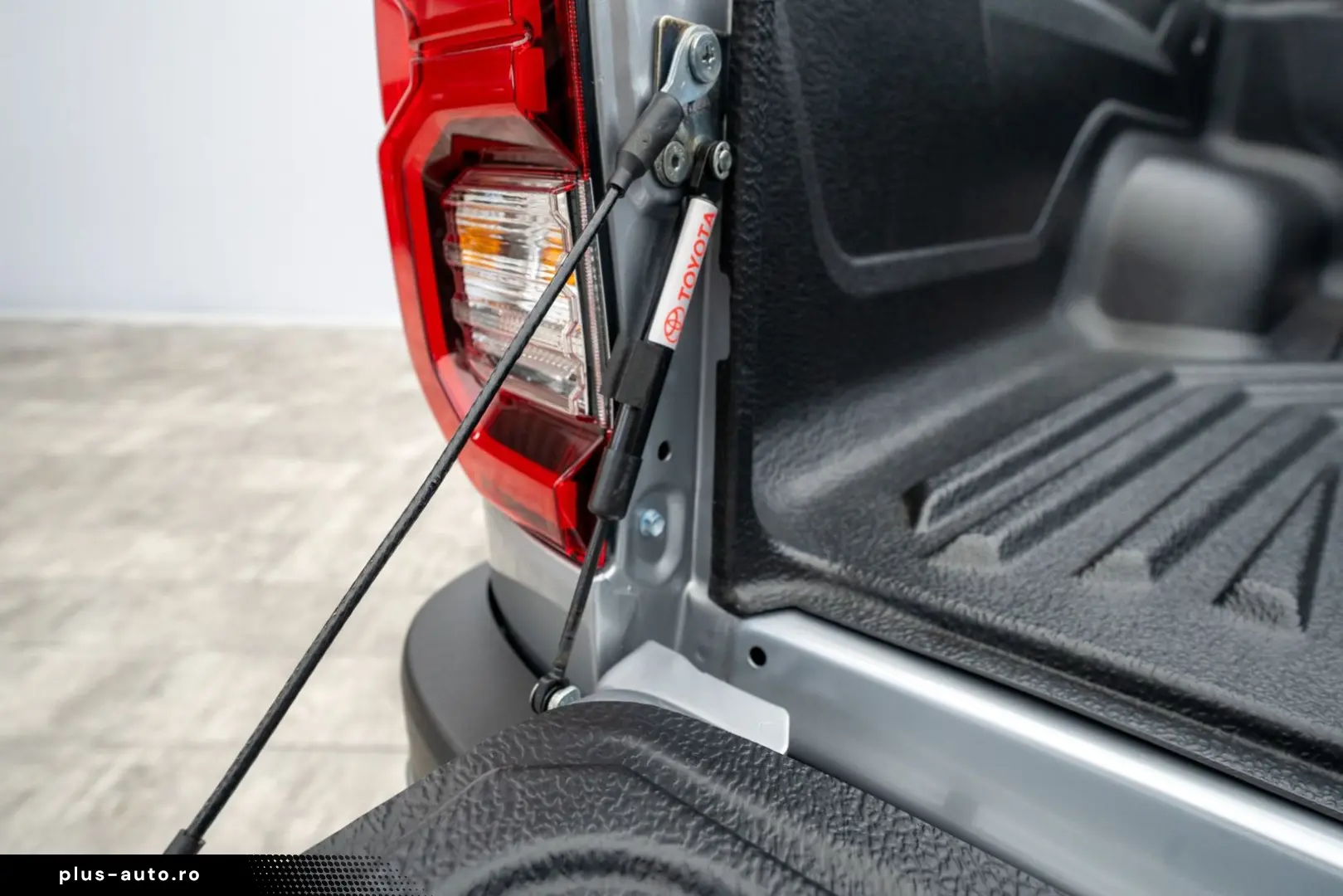 TOYOTA Hilux 2.8 D4-D Invincible MY2025 Mild HYBRID AHK