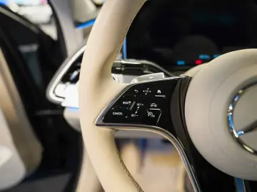 MERCEDES-BENZ E 300 e