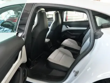 PORSCHE Taycan PerformancePlus Sport Design