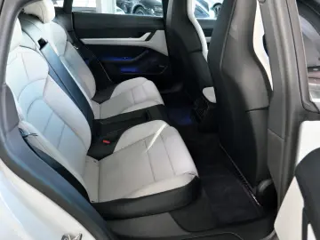 PORSCHE Taycan PerformancePlus Sport Design