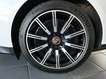 PORSCHE Taycan PerformancePlus Sport Design