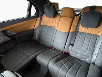 BMW 750e xDrive TV Kristall Aut.Türen B&W Executive