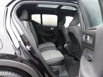 VOLVO XC40 Black Edition Plus B3 Pano H&K AHK 360