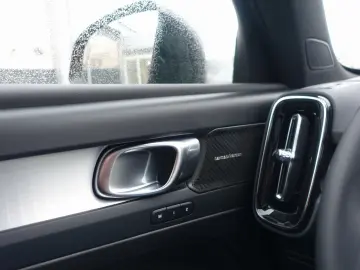 VOLVO XC40 Black Edition Plus B3 Pano H&K AHK 360