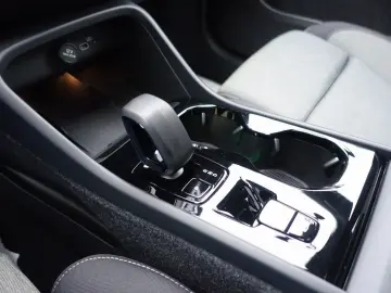 VOLVO XC40 Black Edition Plus B3 Pano H&K AHK 360