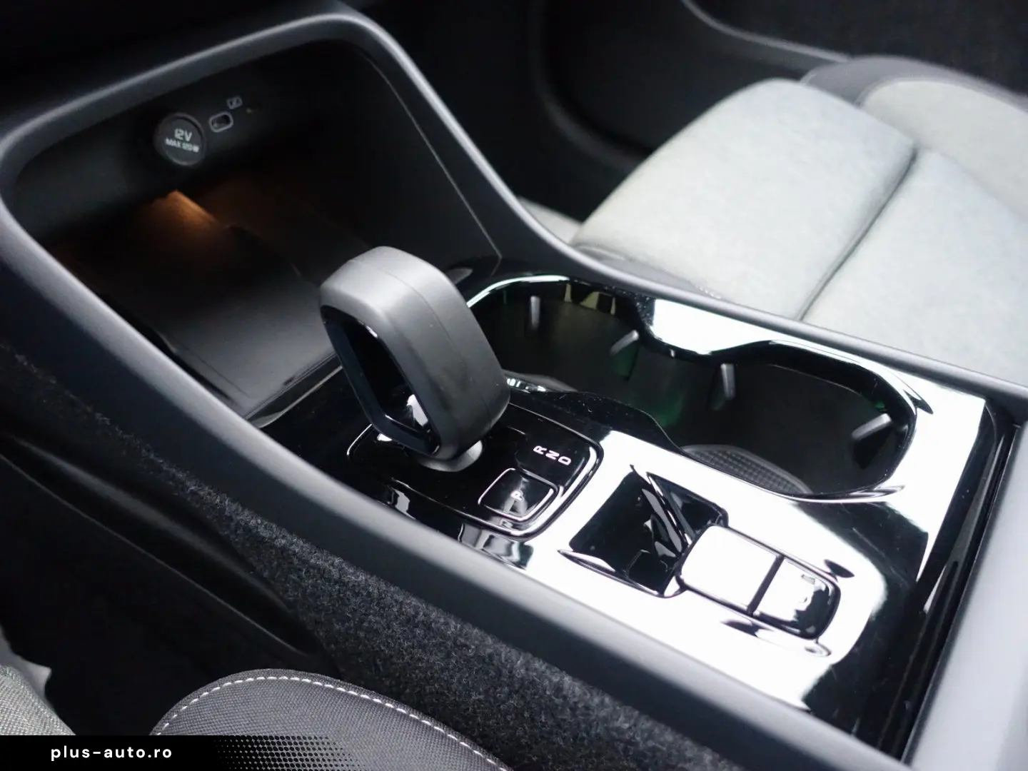 VOLVO XC40 Black Edition Plus B3 Pano H&K AHK 360