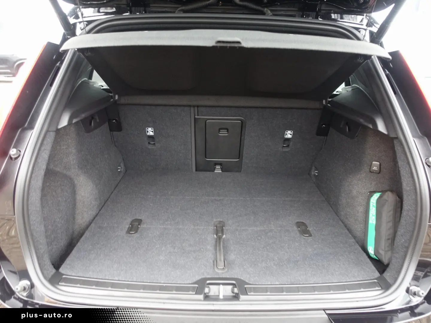 VOLVO XC40 Black Edition Plus B3 Pano H&K AHK 360