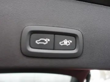 VOLVO XC40 Black Edition Plus B3 Pano H&K AHK 360