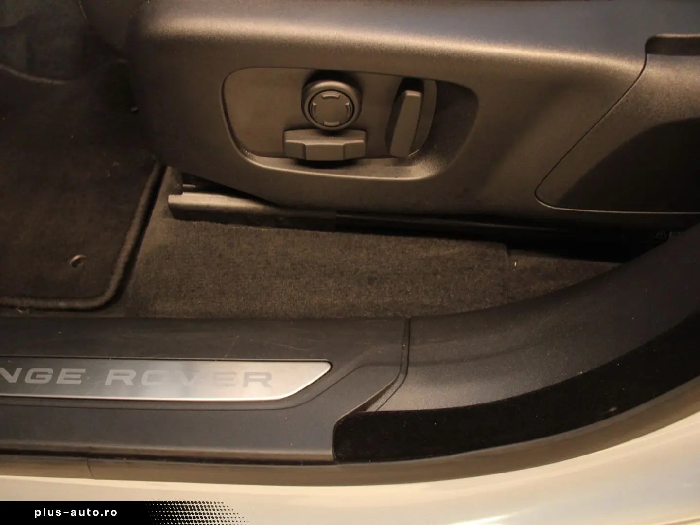 LAND ROVER Range Rover Velar D300 Dynamic SE AHK pano Black