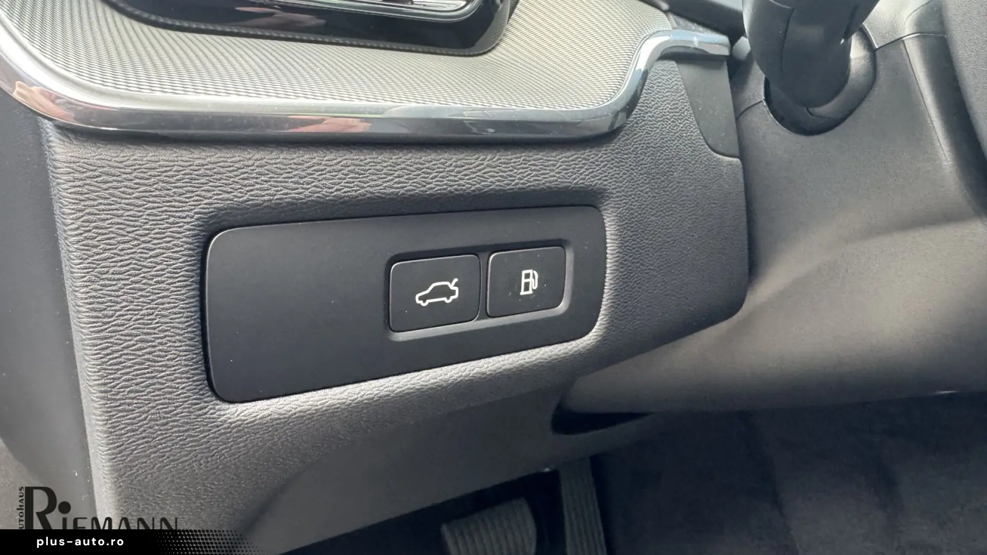 VOLVO XC60 T6 PHEV Plus Dark   Business-Paket