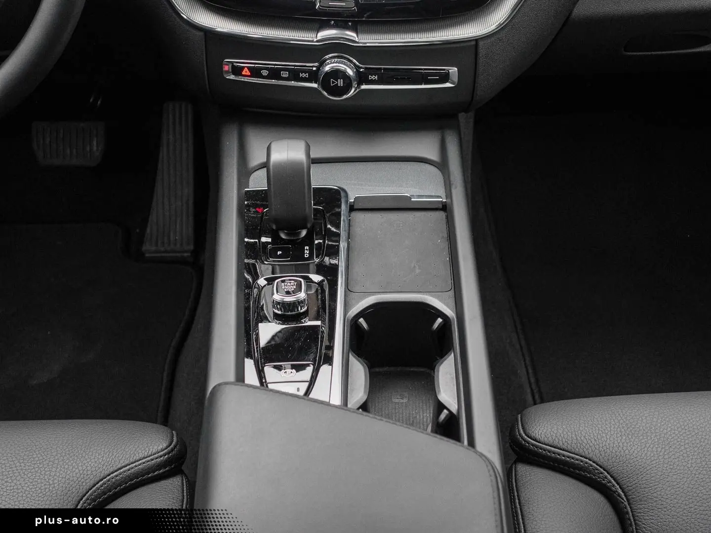 VOLVO XC60 Plus Dark Recharge Plug-In Hybrid AWD T6 Tw