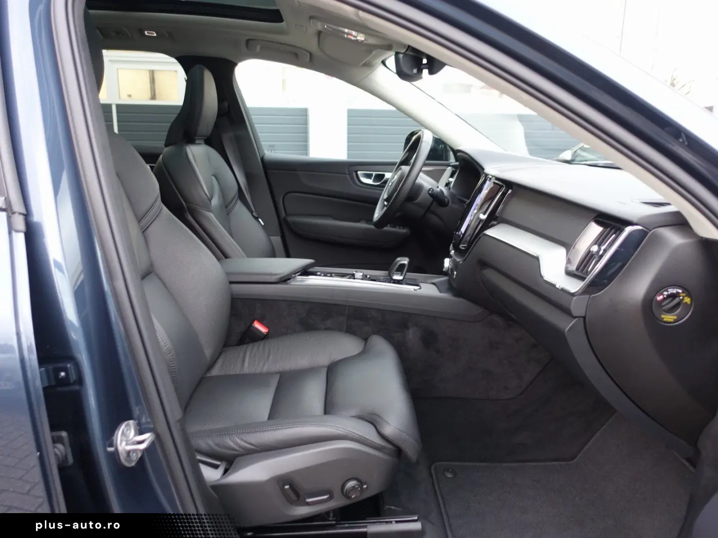 VOLVO XC60 Plus Dark T6 AWD Plug-in Alarm 360  Pano