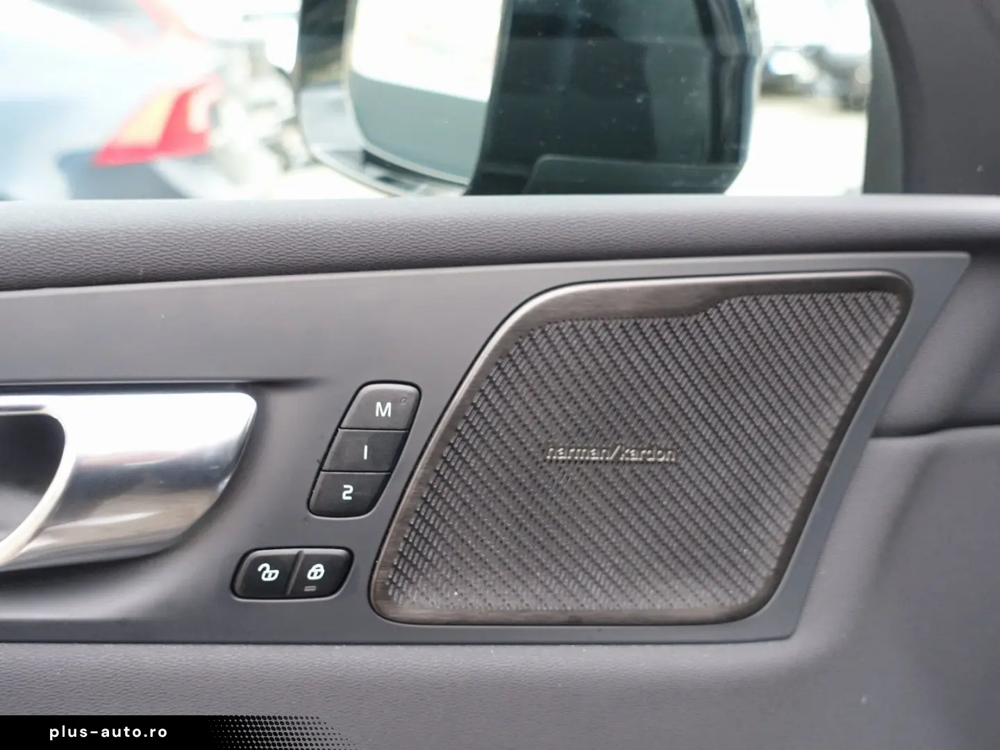 VOLVO XC60 Plus Dark T6 AWD Plug-in Alarm 360  Pano