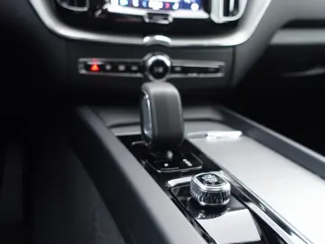 VOLVO XC60 Plus Dark T6 AWD Plug-in Alarm 360  Pano