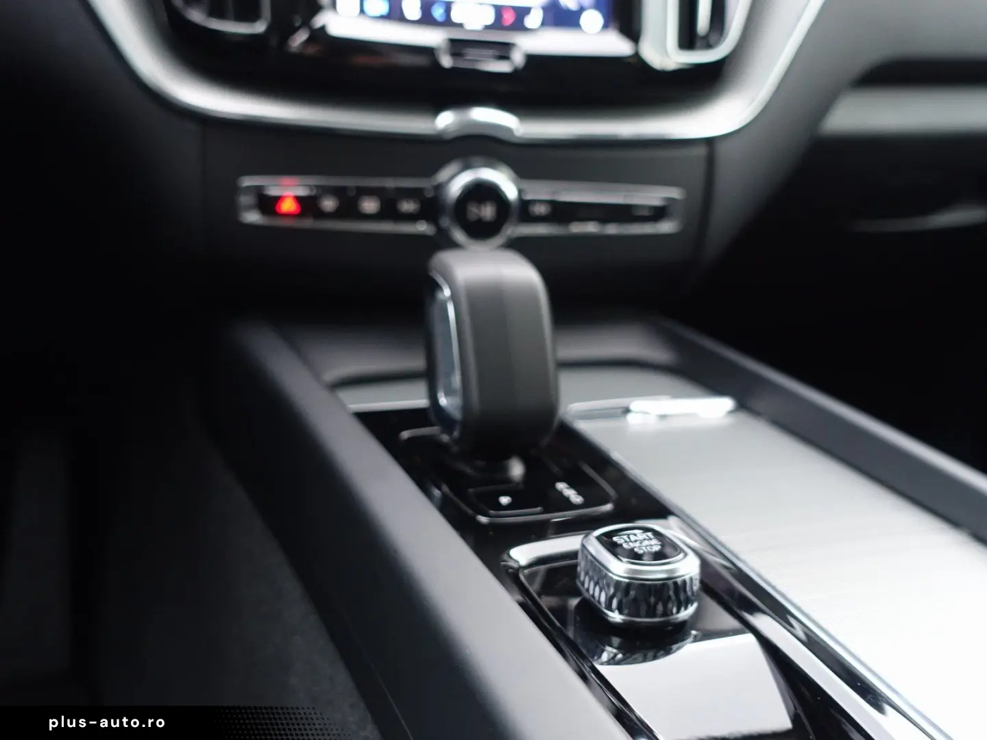 VOLVO XC60 Plus Dark T6 AWD Plug-in Alarm 360  Pano