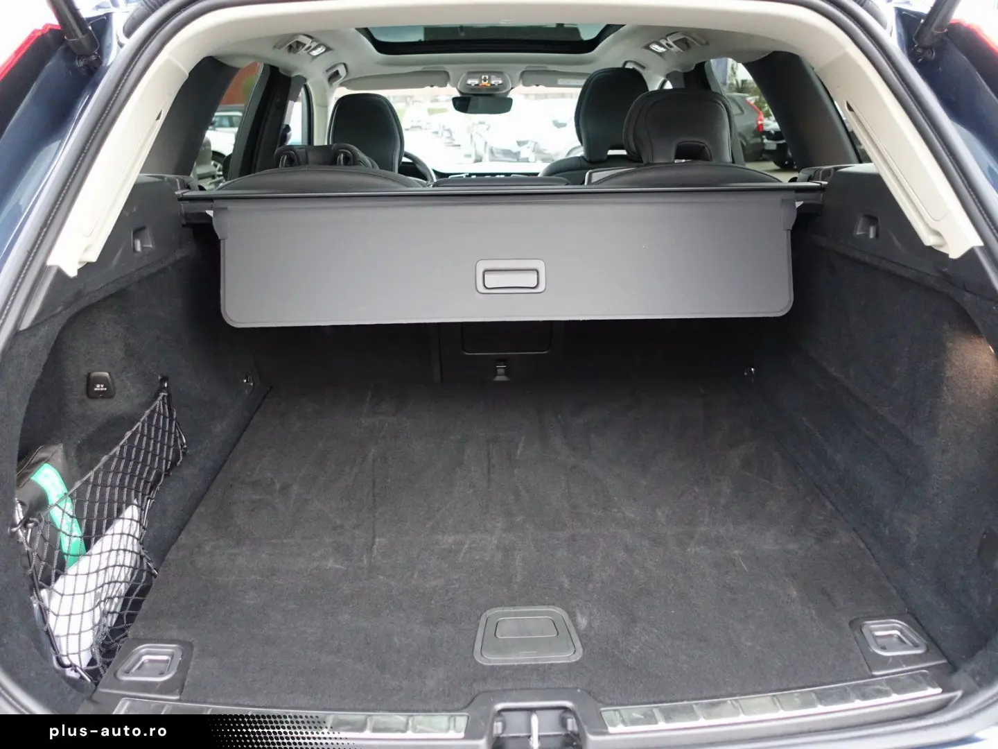 VOLVO XC60 Plus Dark T6 AWD Plug-in Alarm 360  Pano