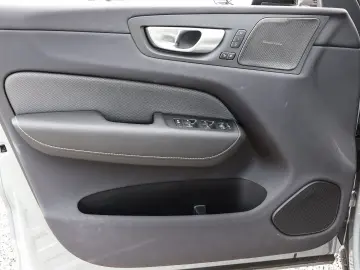 VOLVO XC60 R Design Plus Dark Recharge Plug-In Hybrid