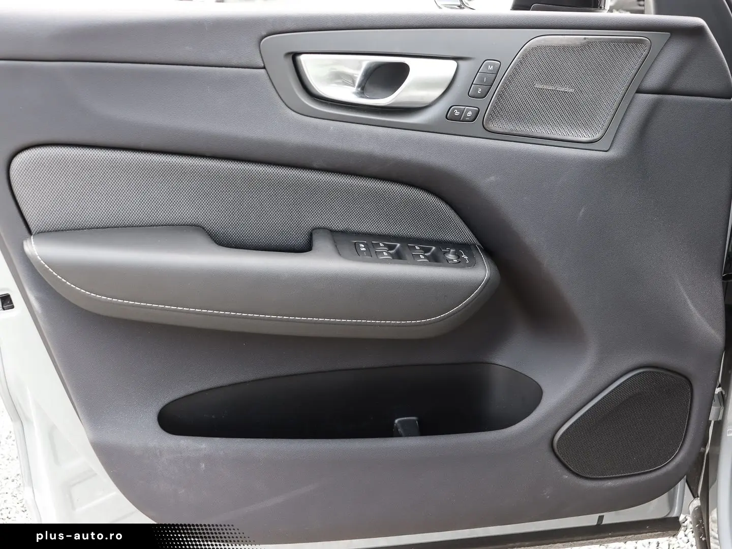 VOLVO XC60 R Design Plus Dark Recharge Plug-In Hybrid