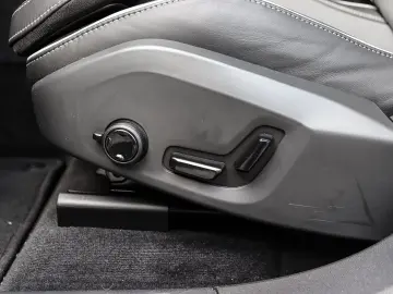 VOLVO XC60 R Design Plus Dark Recharge Plug-In Hybrid