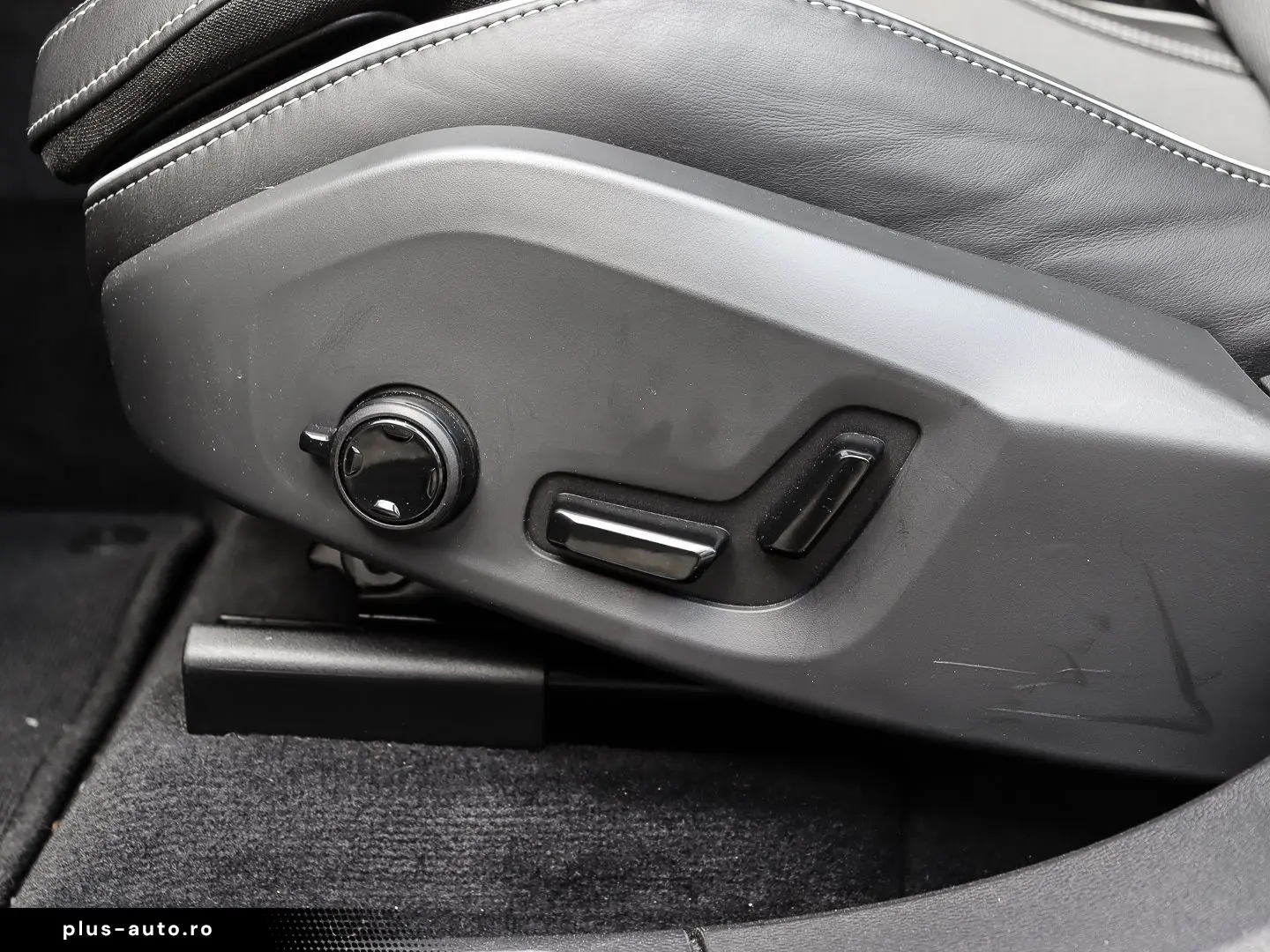 VOLVO XC60 R Design Plus Dark Recharge Plug-In Hybrid