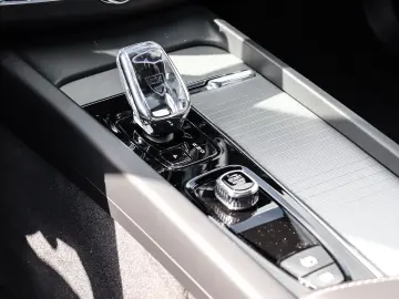 VOLVO XC60 R Design Plus Dark Recharge Plug-In Hybrid