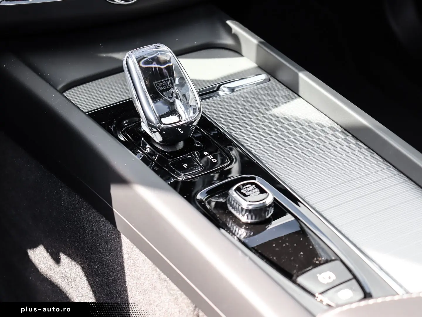 VOLVO XC60 R Design Plus Dark Recharge Plug-In Hybrid