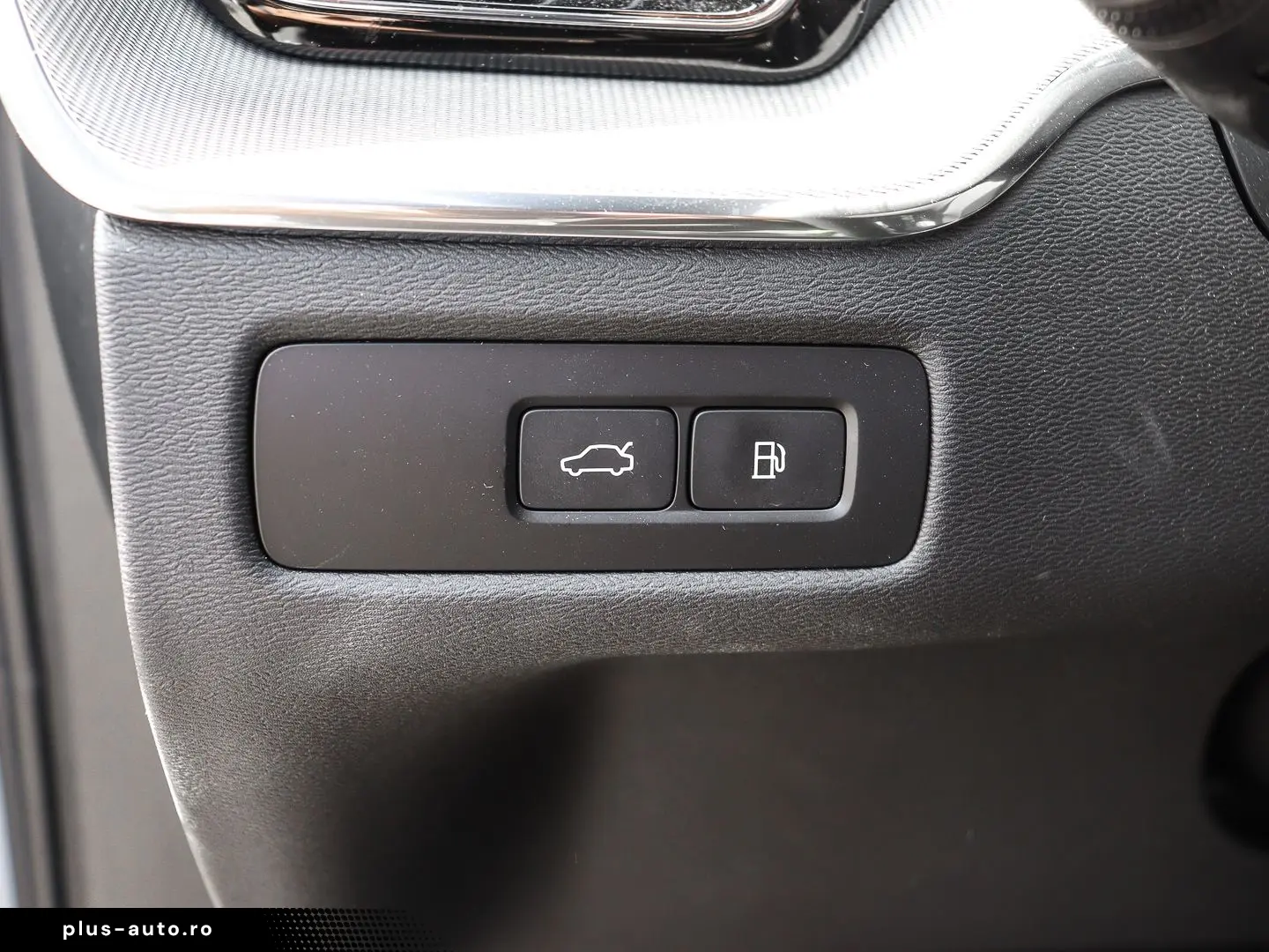 VOLVO XC60 R Design Plus Dark Recharge Plug-In Hybrid